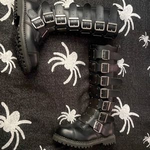 Size 6 demonias buckle boots